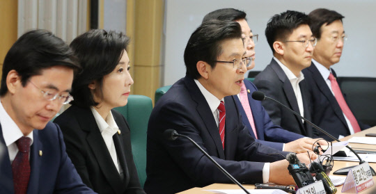 자유한국당 황교안 대표(왼쪽 세번째)가 4일 오전 국회 의원회관에서 열린 '2020 경제대전환 위원회 출범식'에서 발언하고 있다.  연합뉴스